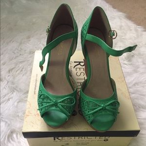 NIB Restricted Melrose Green Wedges